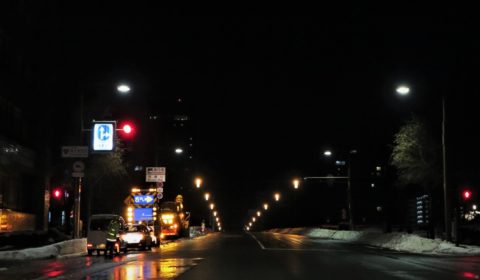 夜雨の萬代橋除雪